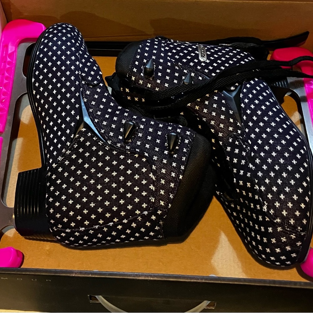 Ladies ice skates